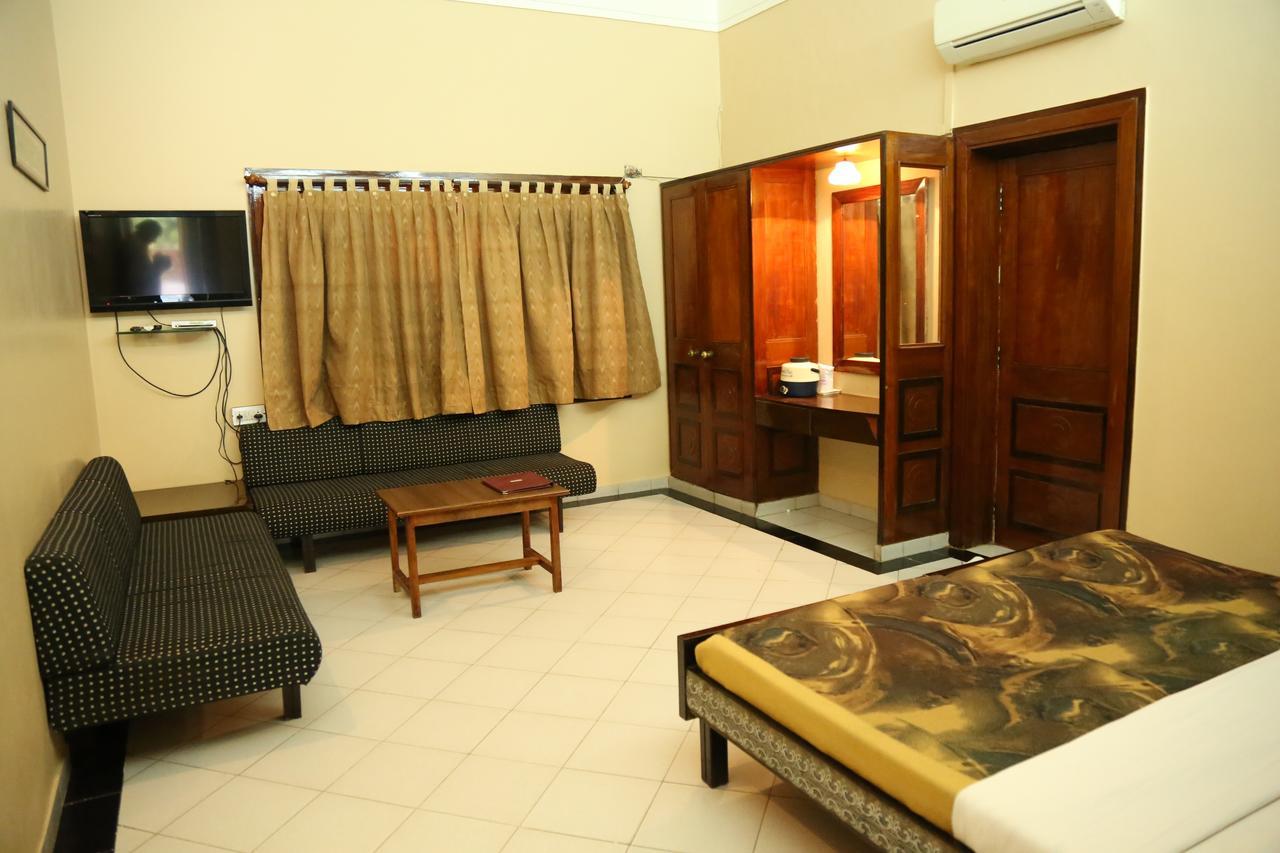Hotel Siddhartha Palace Ahmedabad Exterior photo