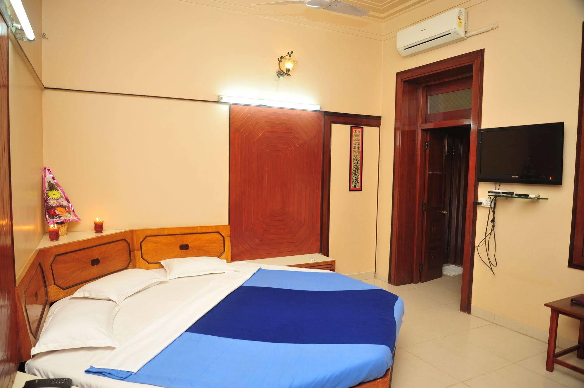 Hotel Siddhartha Palace Ahmedabad Exterior photo